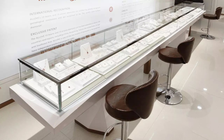 <strong>How a Store Showcase Cabinet Can Increase Customer Engagement</strong> <strong>How a Store Showcase Cabinet Can Increase Customer Engagement</strong>
