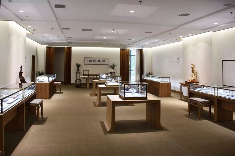 Maximizing Your Retail Space with a Glass Display Showcase Cabinet Jewellery Display Cases