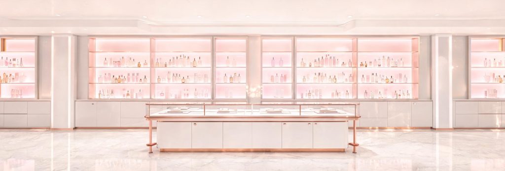 化妝品店中的背光化妝品展示壁龕與玻璃美容櫃檯