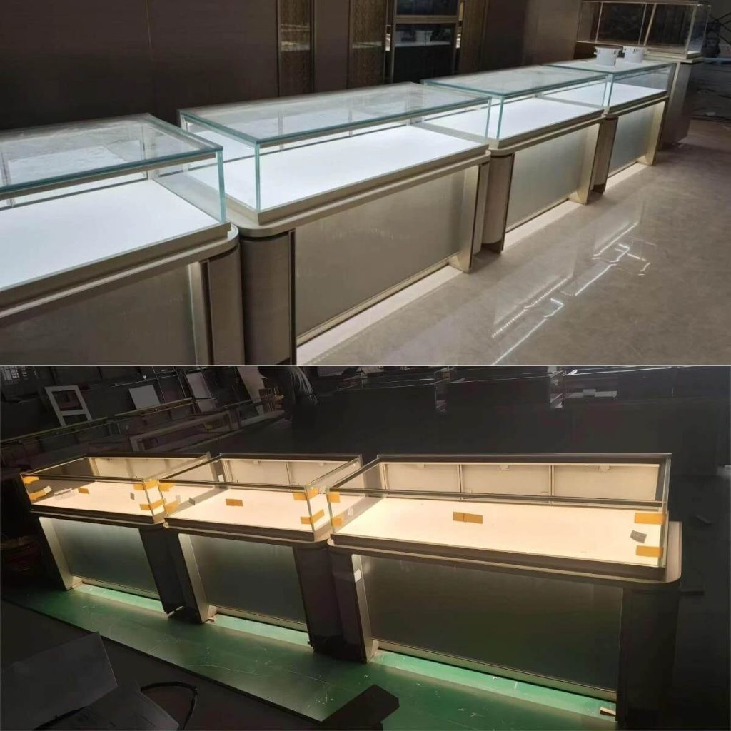 白色展示櫃專案安裝於珠寶店內,同款櫃體於工廠品管階段:組裝、木製支撐及LED底座於廠房地面點亮測試