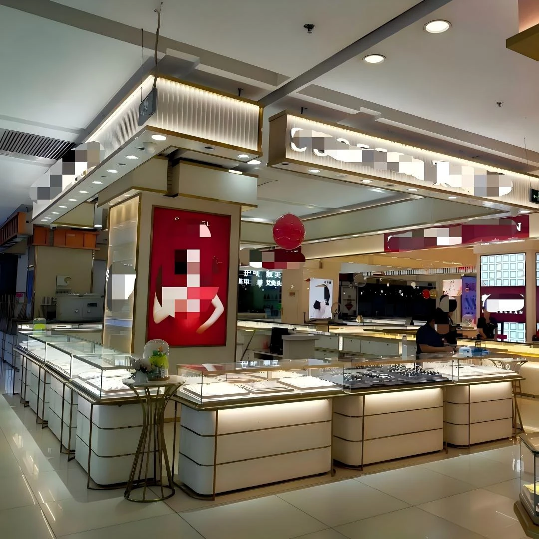 商場專櫃中零售店珠寶展示櫃的跑道式佈局，搭配背光牆面面板
