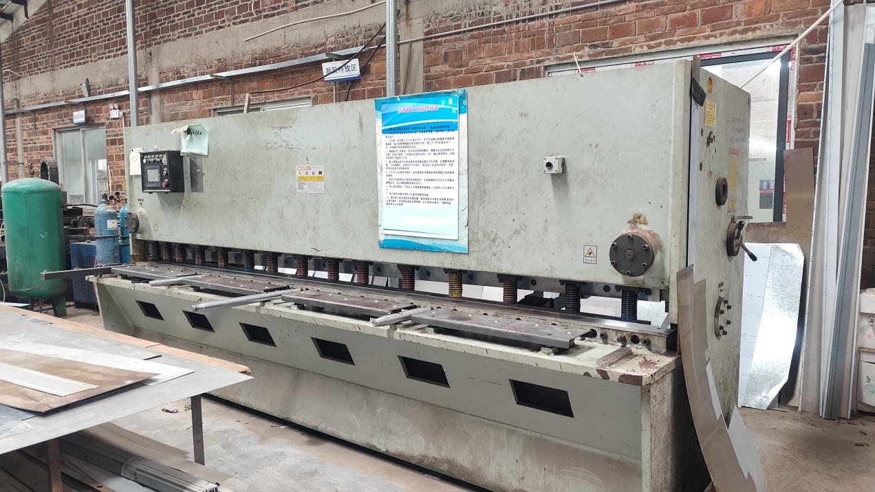 shearing machine cutting steel sheet for display case frames