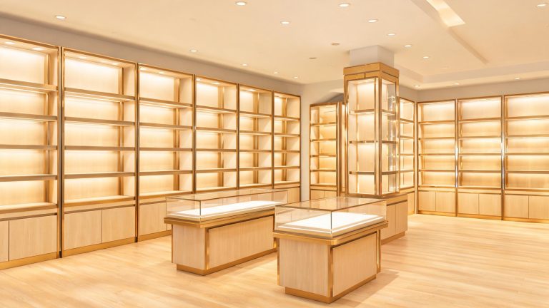 明亮零售店內排列整齊的玻璃塔式展示櫃類型