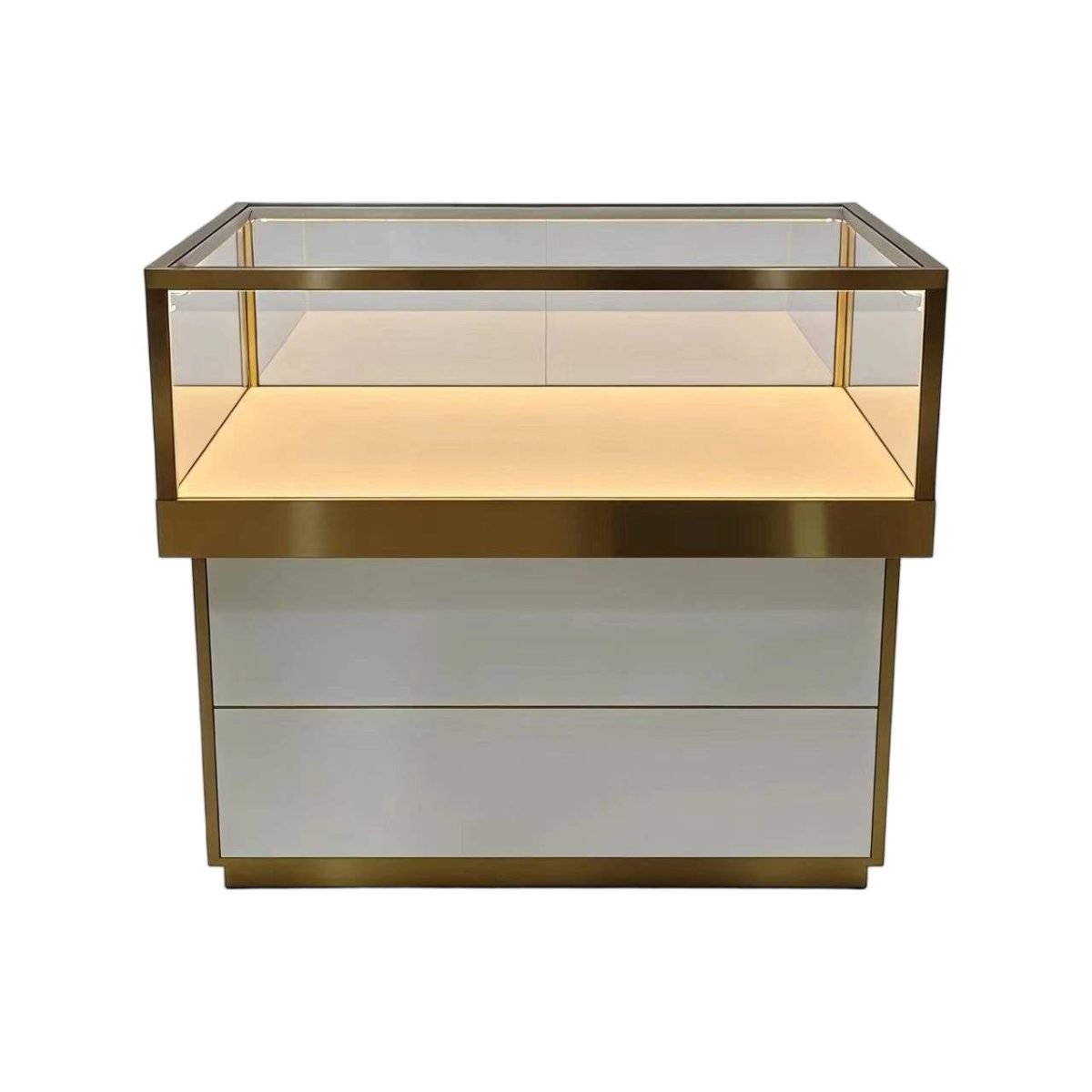 Vitrina expositora de latón y vidrio con plataforma de exhibición LED iluminada y base de cajón blanco con cerradura sobre fondo blanco