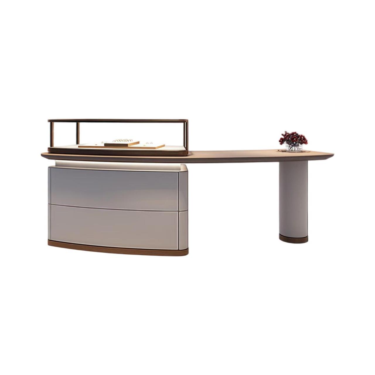 Mostrador con vitrina de cristal DC-82 en laca de alto brillo gris perla con encimera de nogal, campana de vitrina de cristal con marco de bronce y base de almacenamiento con dos cajones, sobre fondo blanco