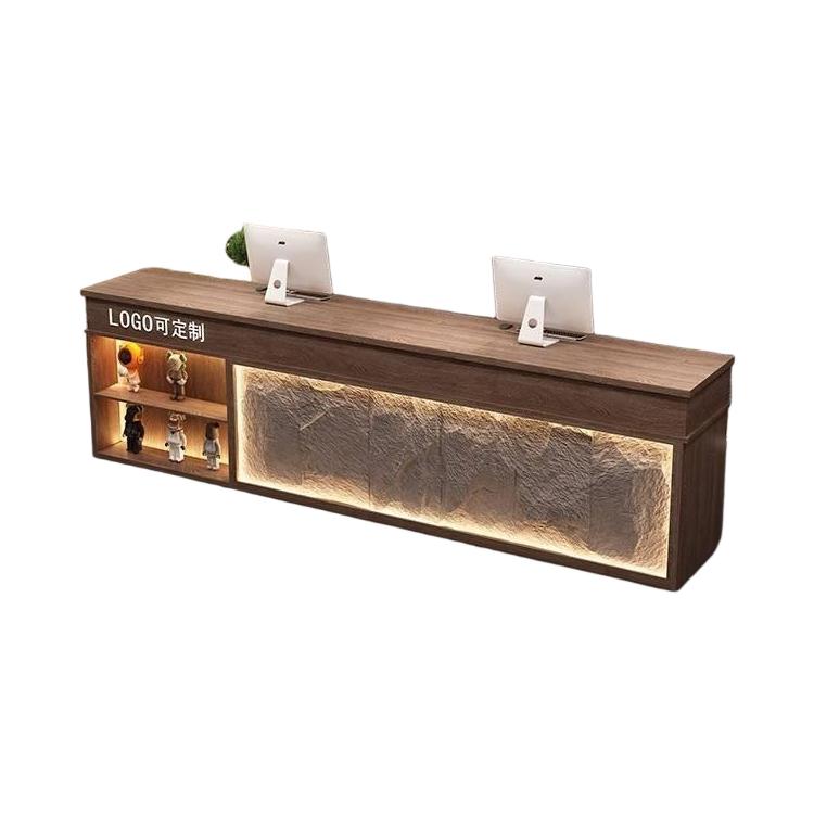 Meja resepsionis retail dengan backlit natural stone front dan open display niche, tampak samping di atas latar putih