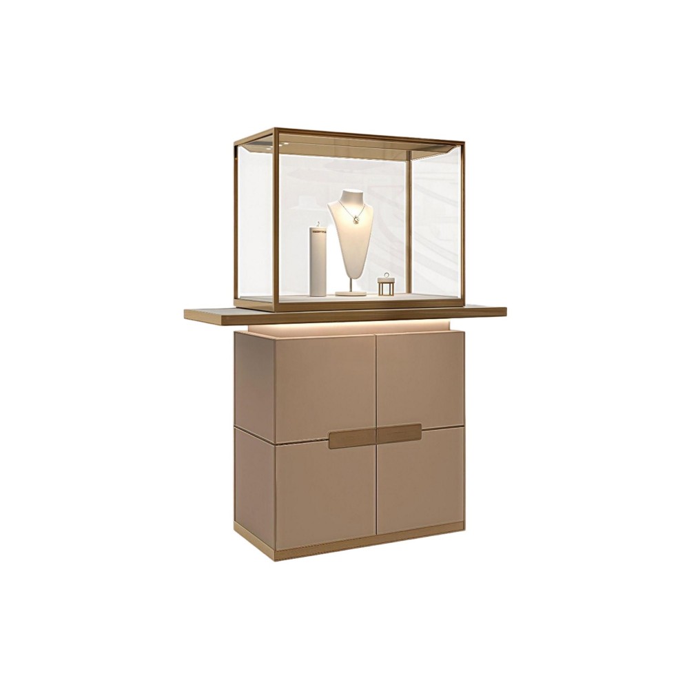 Vitrina de cristal templado DC-81 con campana de vitrina de cristal iluminada con marco de bronce, estante de mostrador saliente y armario de almacenamiento en laca color camel, sobre fondo blanco