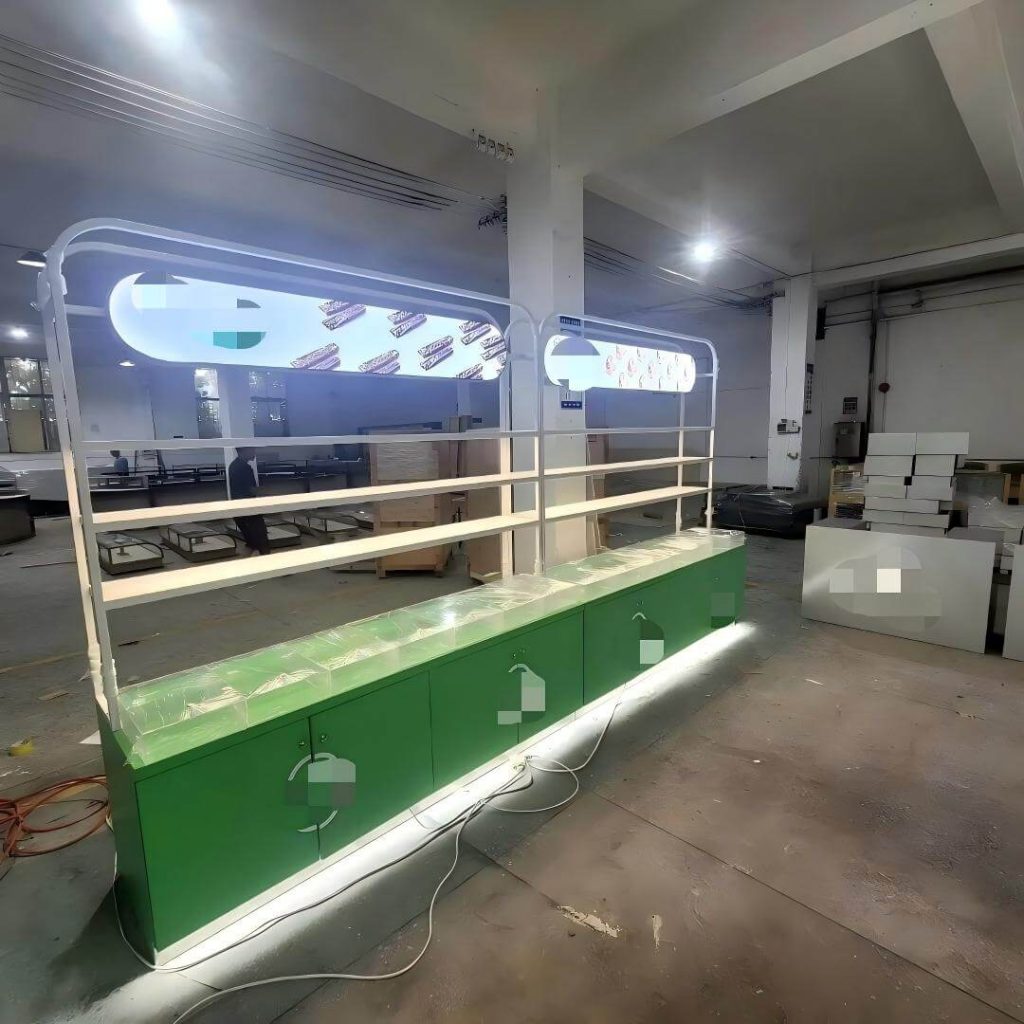 Unité murale de présentoir alimentaire avec bandeau LED en arche, étagères en chêne clair sur base laquée verte avec bandeau lumineux sous meuble