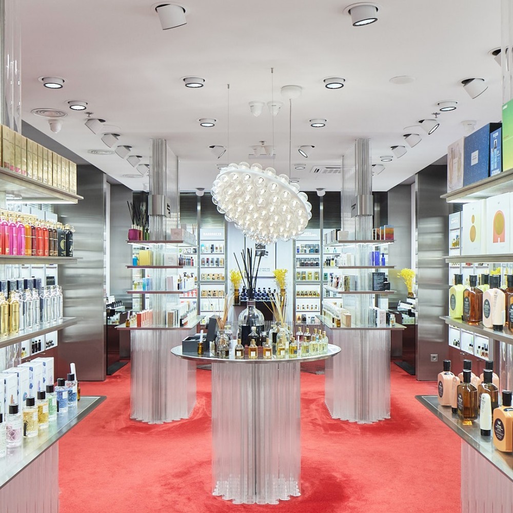 Perfume Table Display BS-13 — hall overview with globe lights